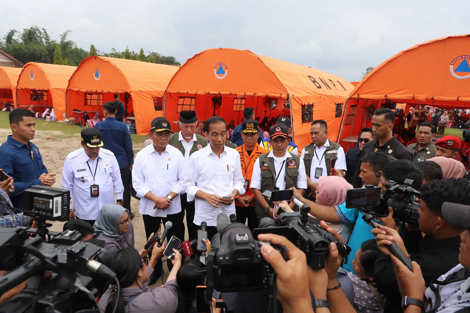 Presiden Joko Widodo memberikan keterangan pers setelah meninjau  lokasi terdampak galodo dan pos lapangan di Kabupaten Agam pada Selasa (21/5).